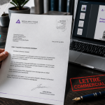 Lettre commercial exemple avec stylo et ordinateur