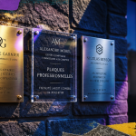 Plaque profession libérale laiton plexiglas aluminium sur mur élégant